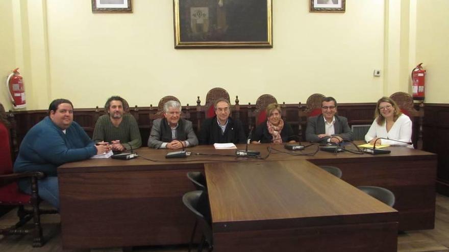 Imagen de la reunión entre Martí March y Antoni Mir, ayer en Alcúdia.