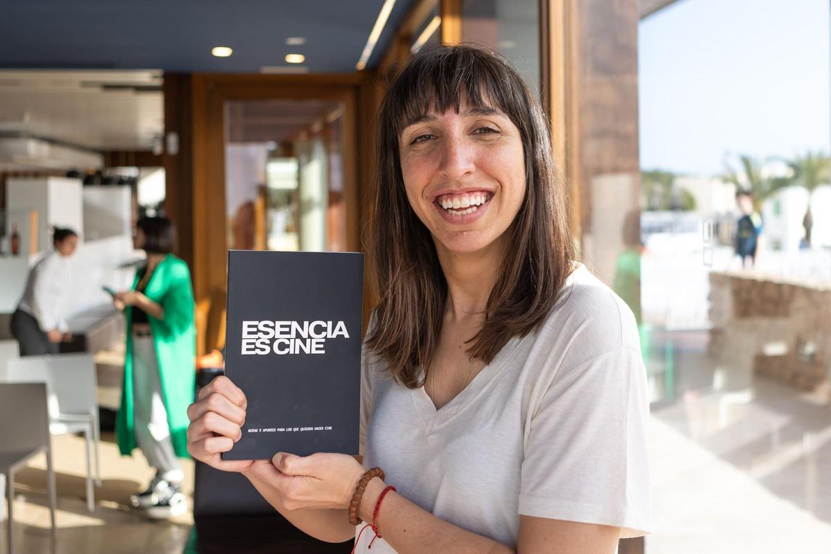 Andrea Casaseca con su libro.