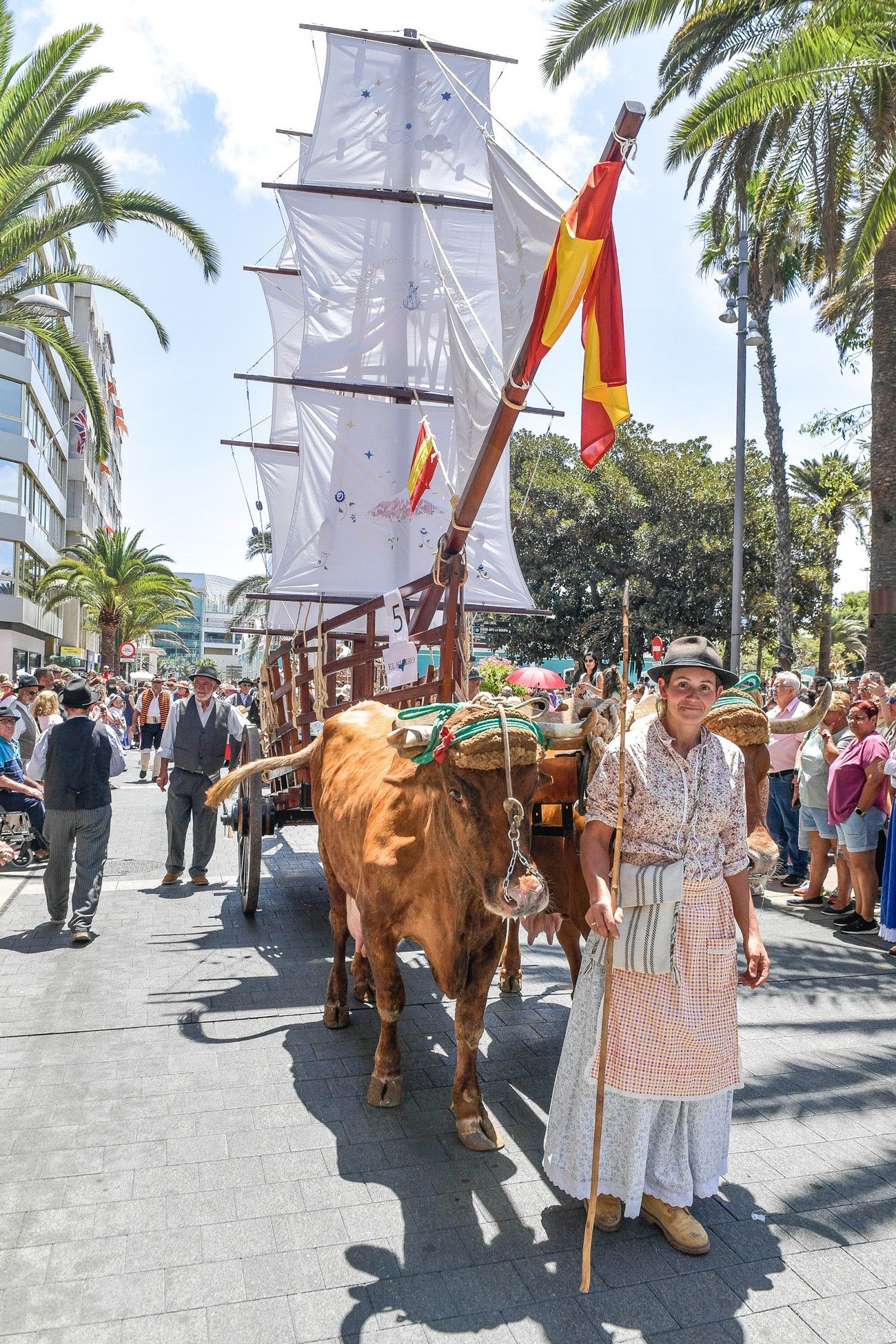 Una romería con bikini en Las Palmas de Gran Canaria