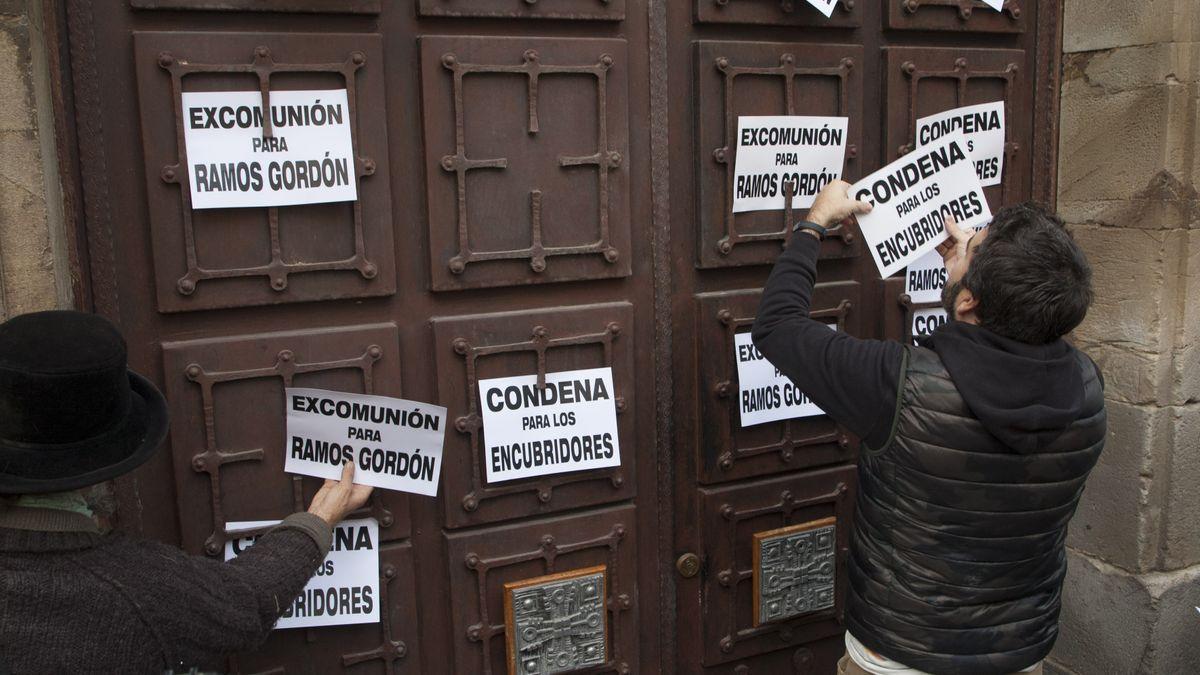 Manifestación contra los abusos sexuales frente al Palacio Episcopal de Astorga.