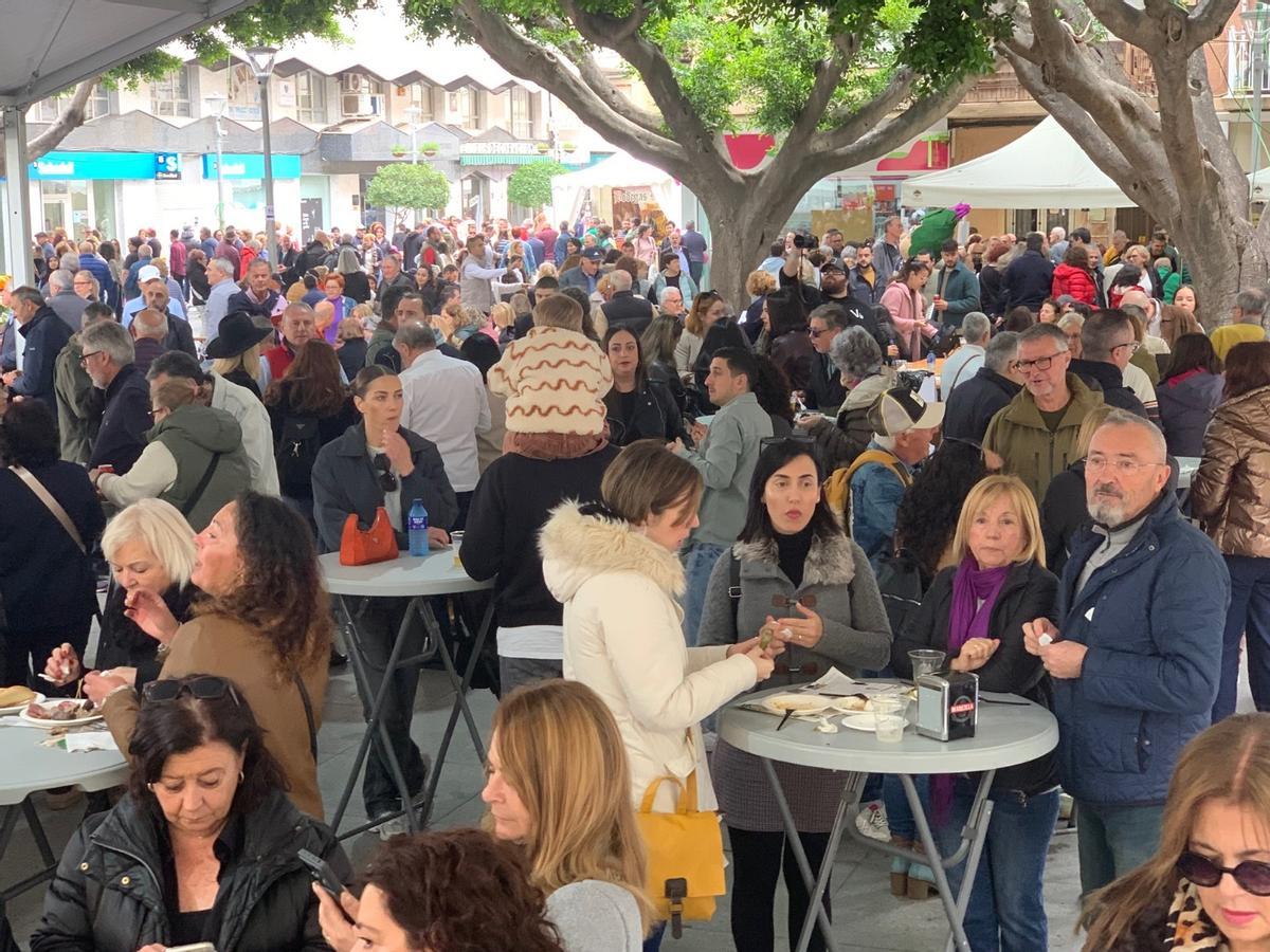 Vecinos y visitantes visitan del tapeo en el congreso nacional de la alcachofa de Almoradí