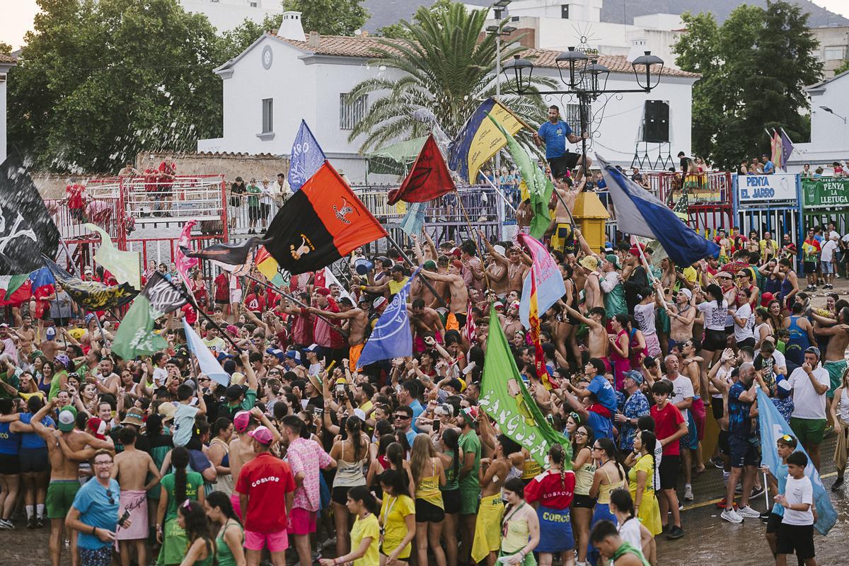 Un año más, las peñas protagonizan el tradicional momento en el que, tras el cierre del concurso de ganaderías, reunirse en la emblemática fuente del Mercat para despedir la Semana Grande.