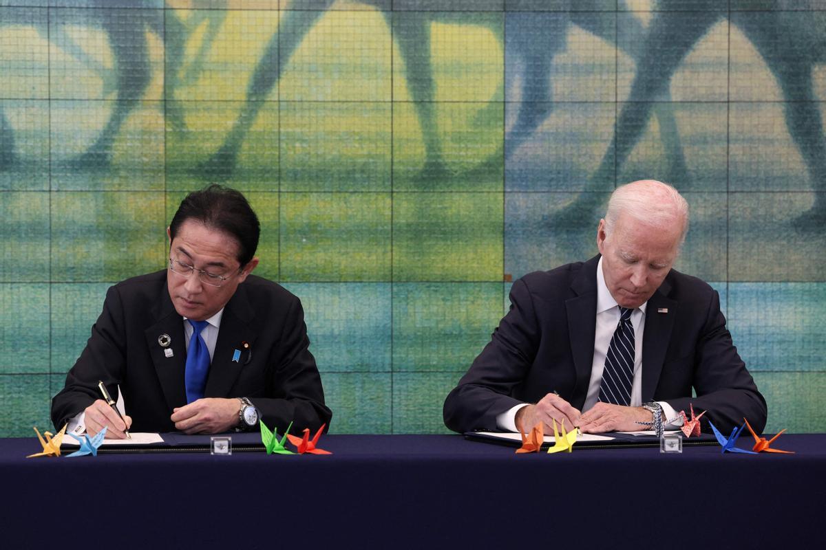 Los líderes del G7 visitan el Memorial Park para las víctimas de la bomba atómica en Hiroshima, entre protestas