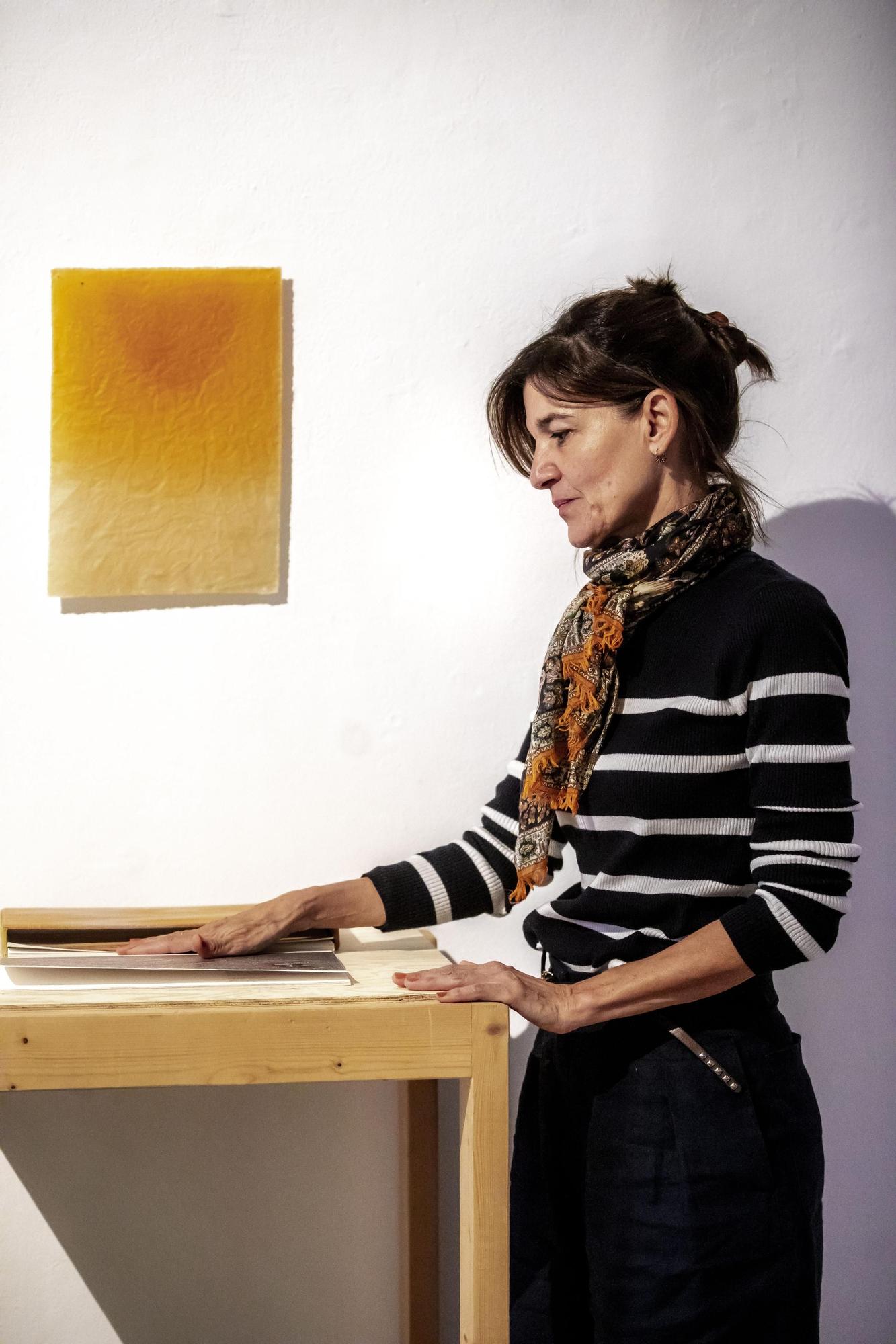 La artista Mònica Fuster en su exposición, Tapís