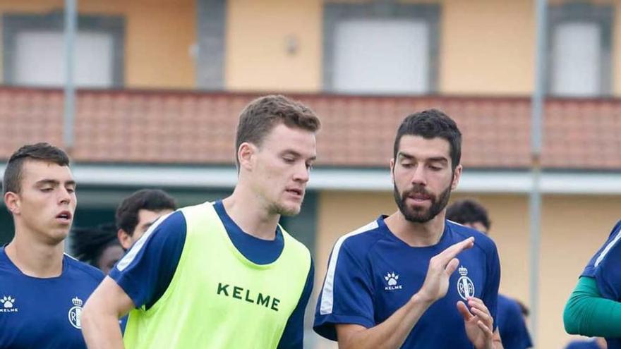 Nuño y Nacho Méndez charlan durante un entrenamiento.