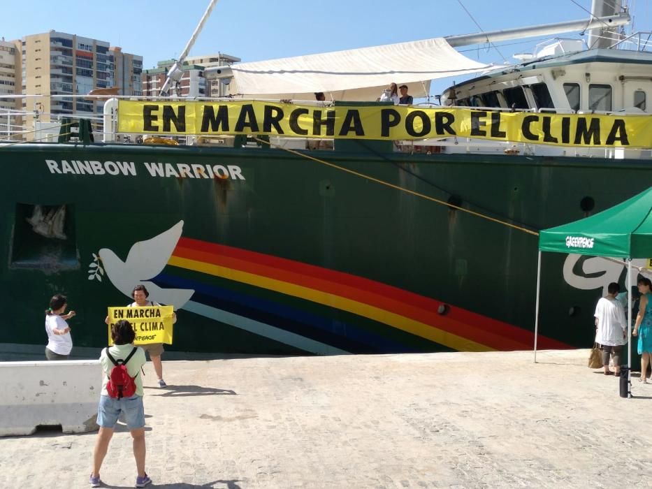 El Rainbow Warrior, buque insignia de Greenpeace, anclaba este sábado en el puerto de Málaga, donde permanecerá varios celebrando jornadas de puertas abiertas para quienes quieran visitarlo