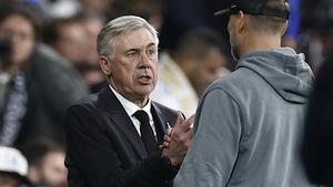 Carlo Ancelotti charla con Jürgen Klopp al acabar el partido del Bernabéu. 