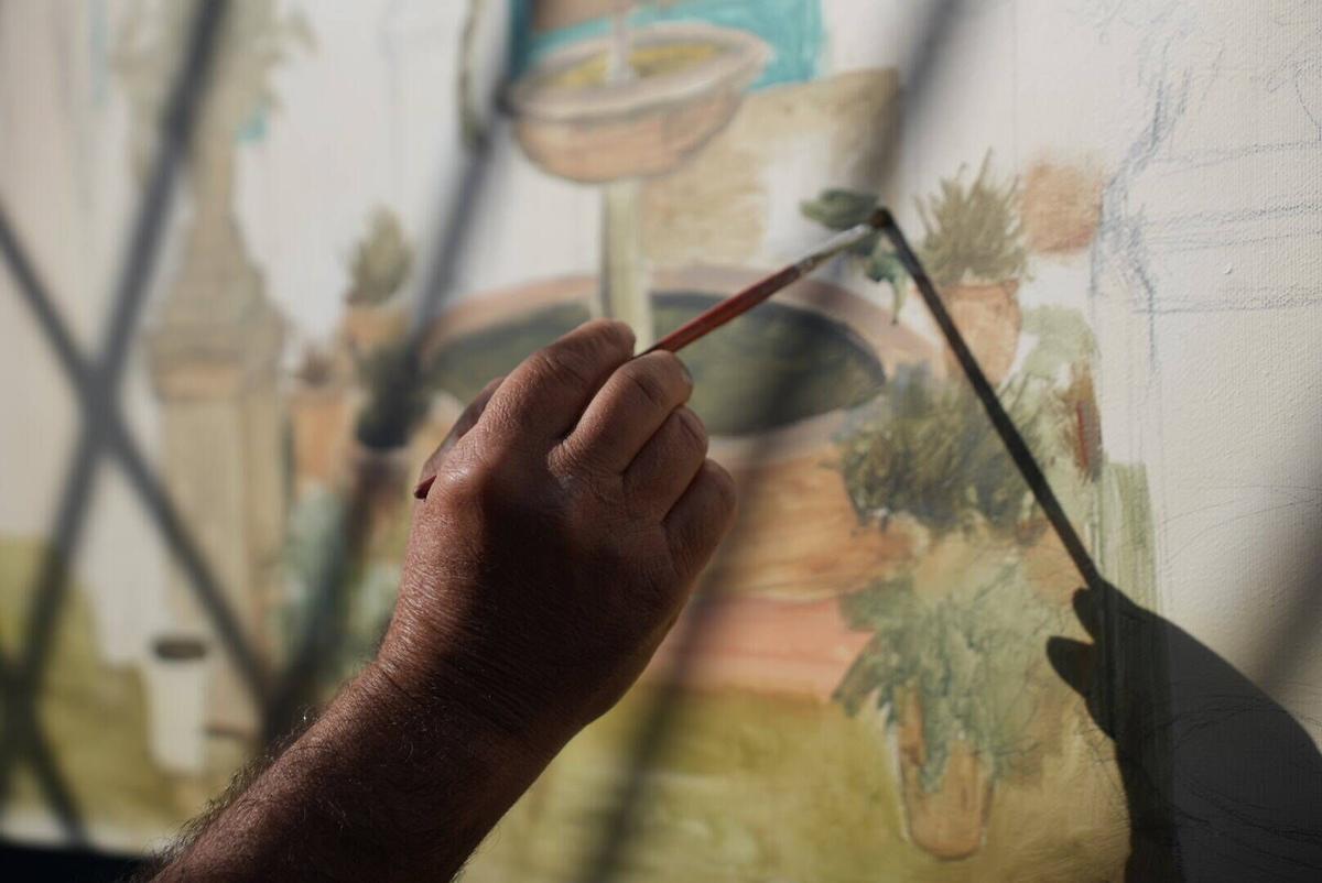 Un artista retoca un cuadro en un certamen de pintura rápida al aire libre, en una imagen de archivo.