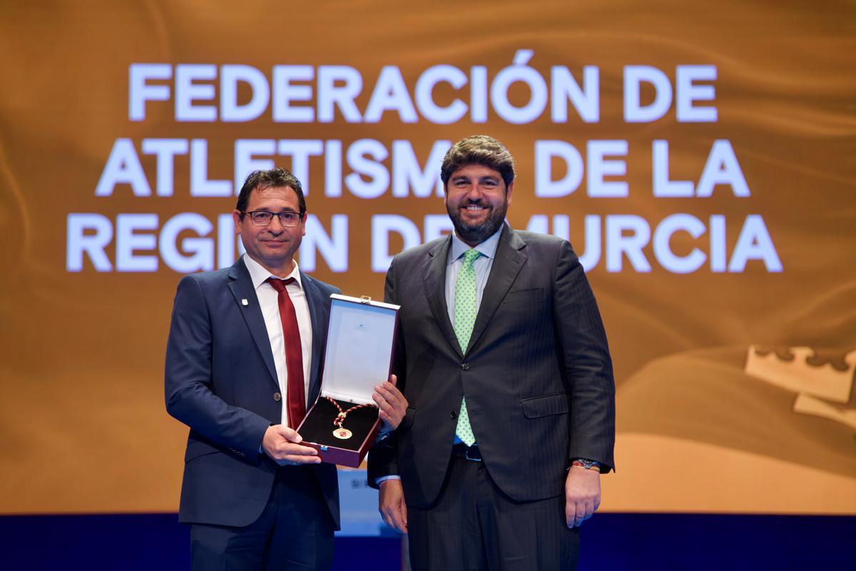Antonio Jesús Bermúdez Cutillas recoge la Medalla de Oro de la Región de Murcia de manos de Fernado López Miras