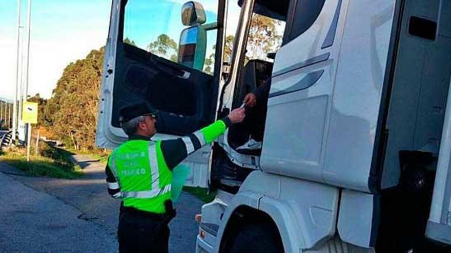 Un agente de la Guardia Civil de Tráfico durante un control a un camión.