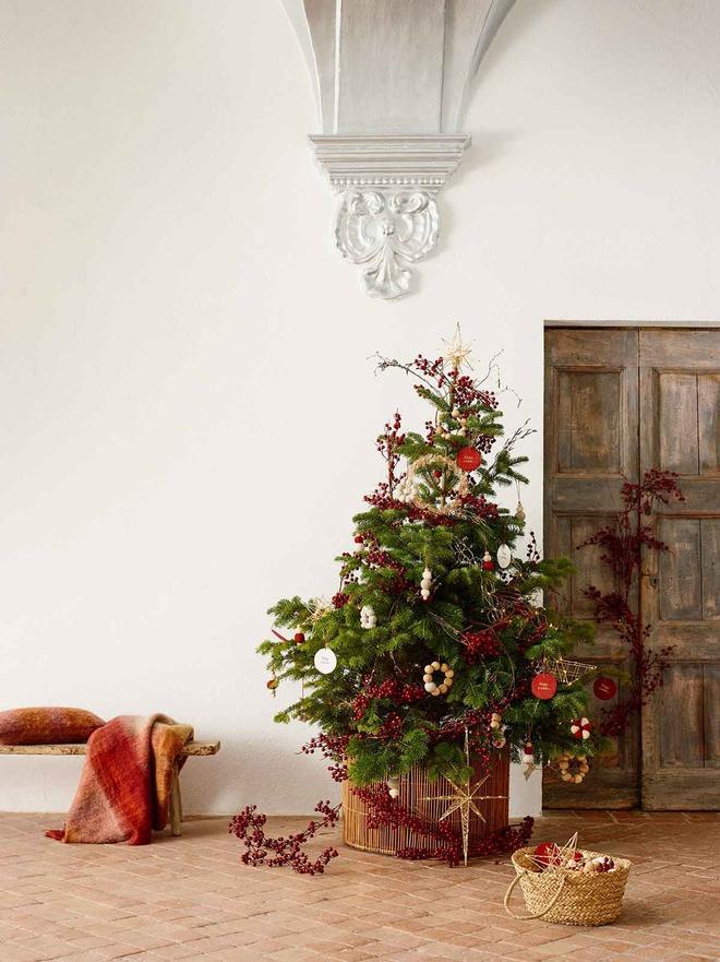 Salón con adornos navideños con árbol de Navidad de Kave Home