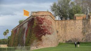 BARCELONA 02/11/2023 Barcelona Reportaje sobre la escalera que baja a la poterna del castillo de Montjuic por la que bajó Companys camino a ser fusilado, por dentro del recinto del castillo hasta el Fossar de Santa Eulàlia. FOTO de RICARD CUGAT