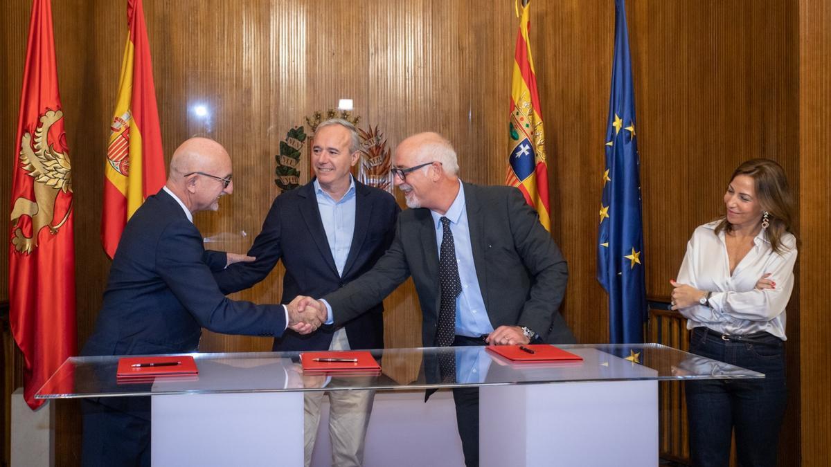 El alcalde y los responsables de Ciheam y la asociación Garden of Peace, este miércoles, en el ayuntamiento, donde han suscrito un convenio de colaboración.