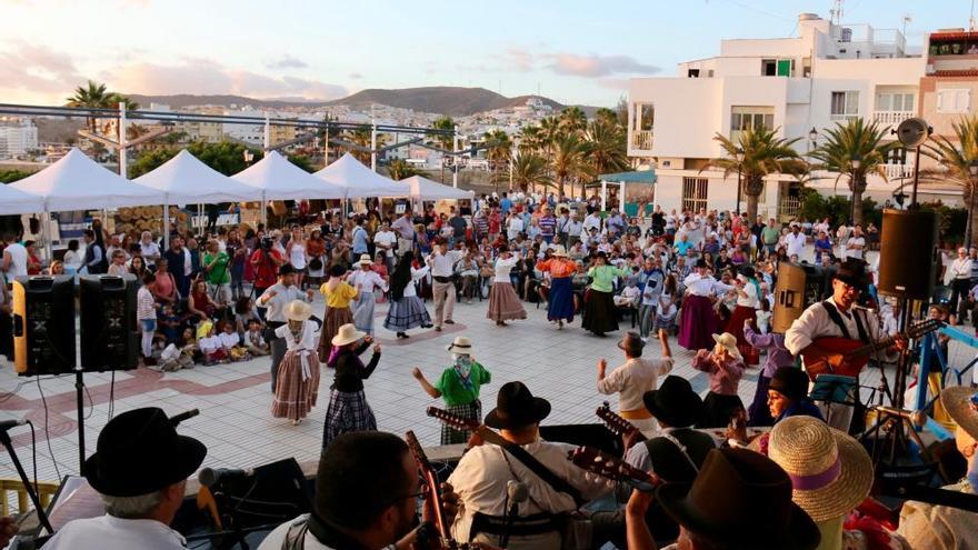 Bailes típicos y tradición la plaza de Las Marañuelas