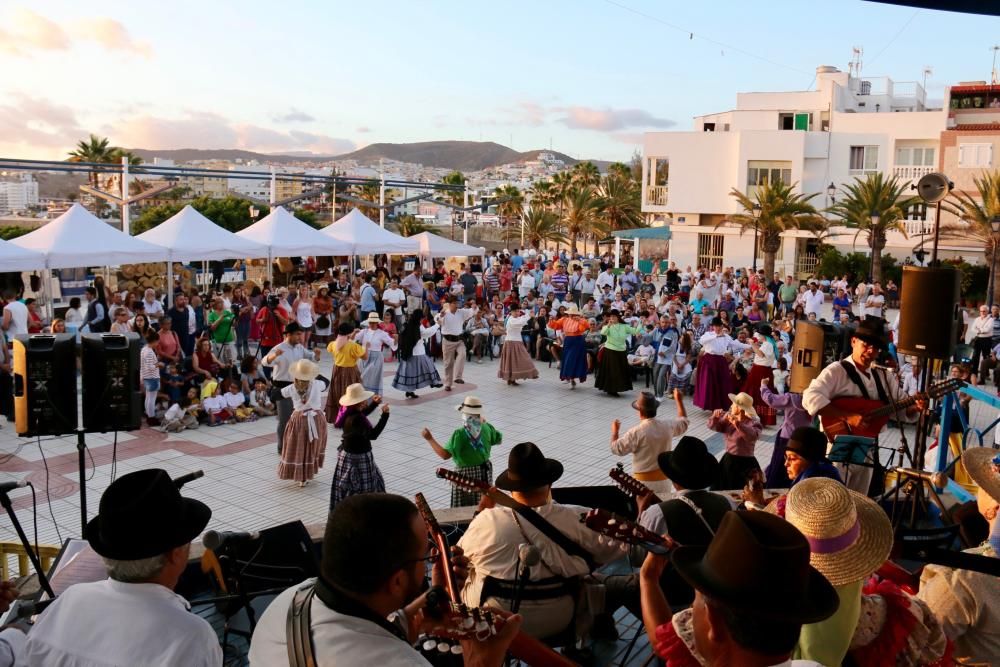Bailes típicos y tradición la plaza de Las Marañuelas