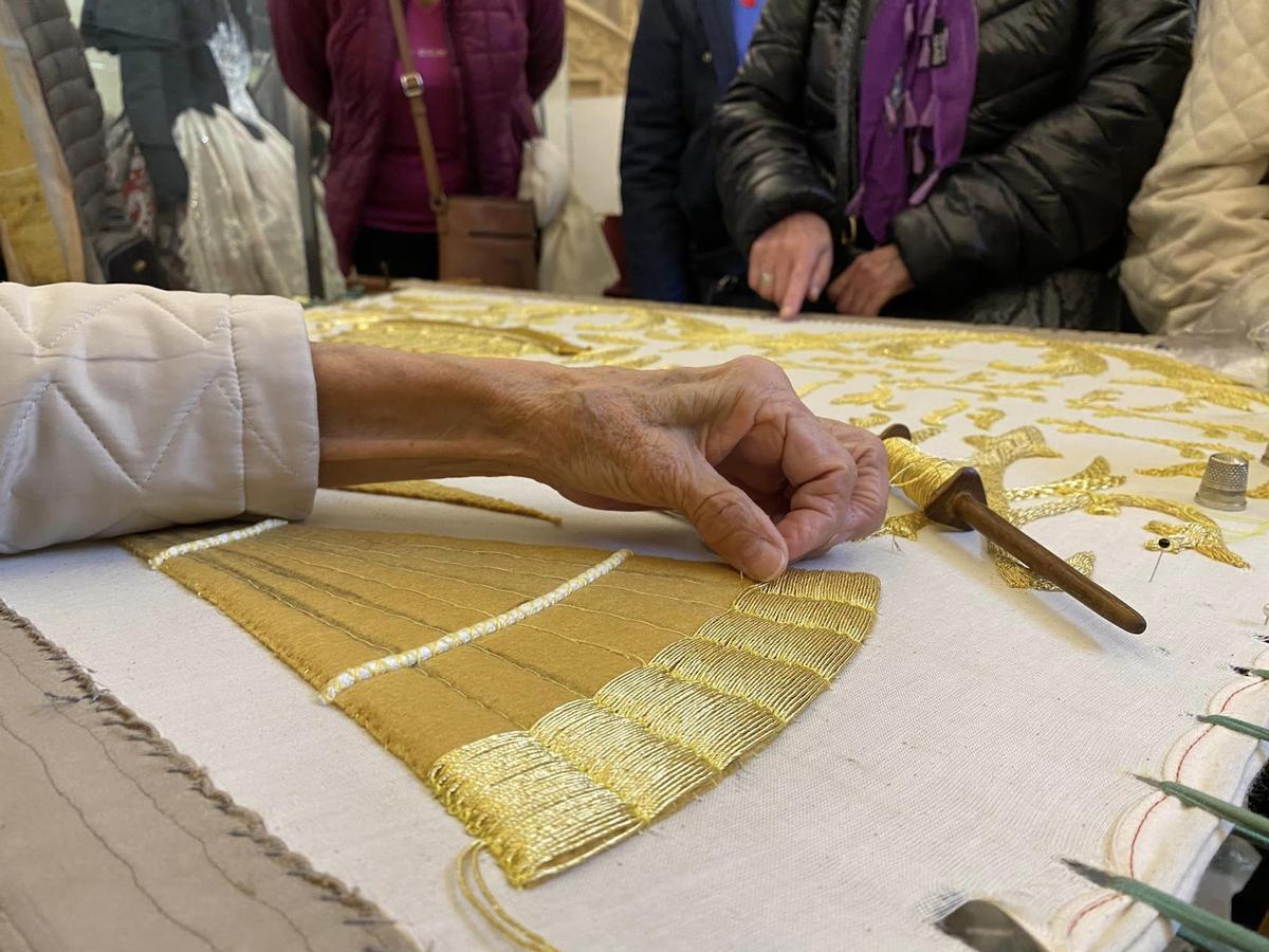 Así ha empezado la campaña "Ven a bordar el Manto de la Virgen"