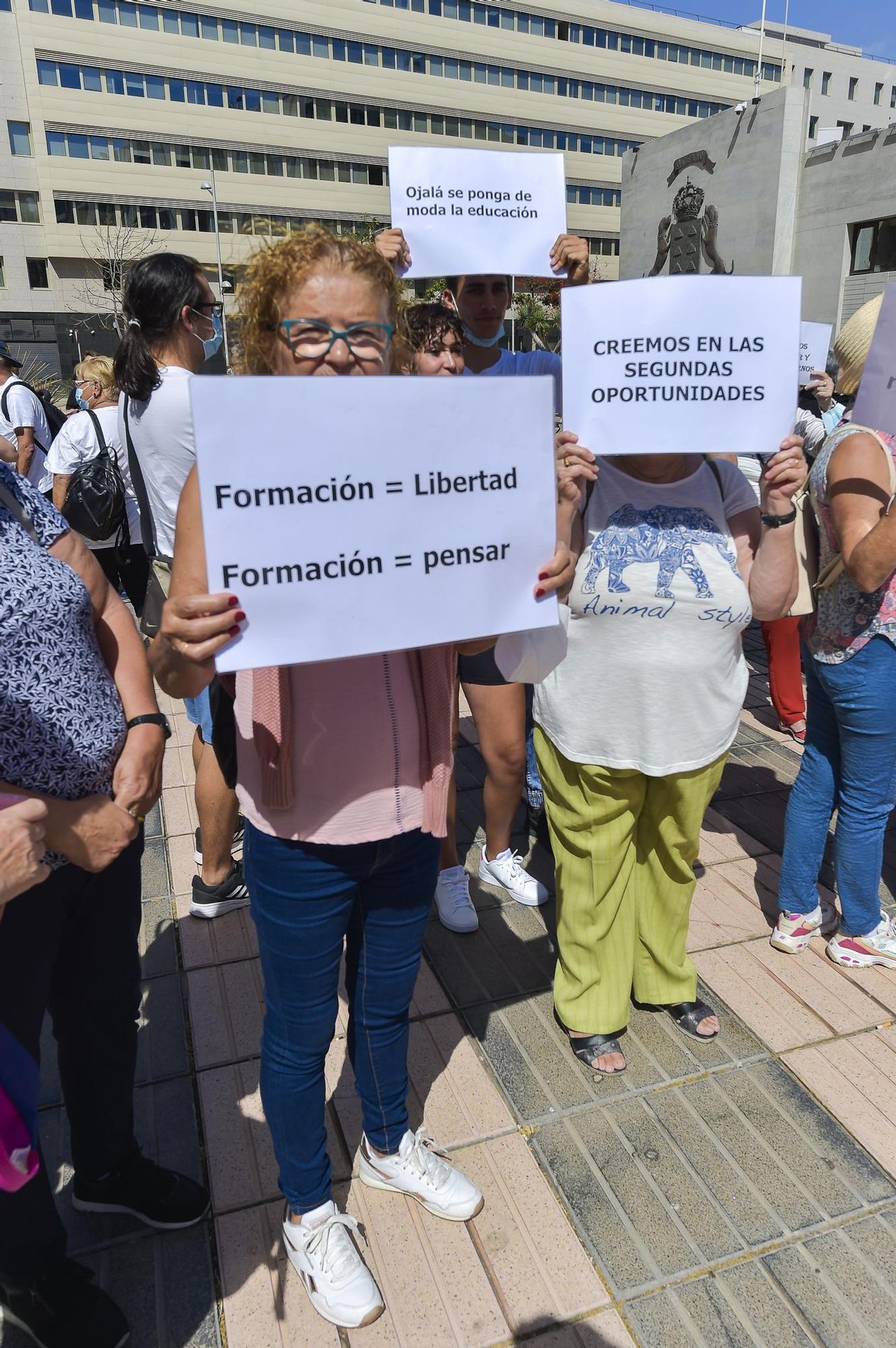 Manifestación contra el recorte en la educación para mayores