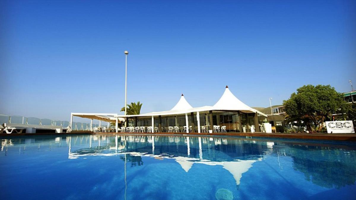 La espectacular piscina del Casanova Beach Club de Castelldefels