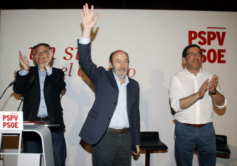 El ex secretario general del PSOE, Alfredo Pérez Rubalcaba, y el secretario general del PSPV-PSOE, Ximo Puig, atienden a los medios de comunicación durante un acto electoral del PSPV-PSOE en Petrer