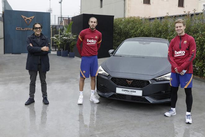 Oscar Mingueza y Frenkie de Jong junto a su nuevo Cupra, coche oficial del FC Barcelona, durante un un evento organizado por la marca en la Ciutat Esportiva Joan Gamper.