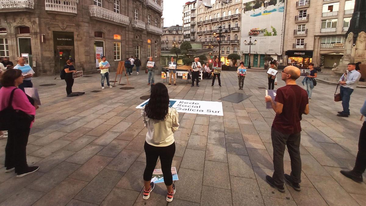 Uno de los círculos de silencio -30 minutos de reflexión- organizados por Rede Social Galicia Sur en Vigo.