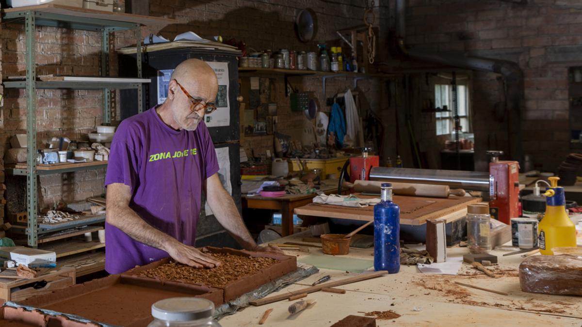 Emili Biarnès al seu taller a Cervià de Ter.