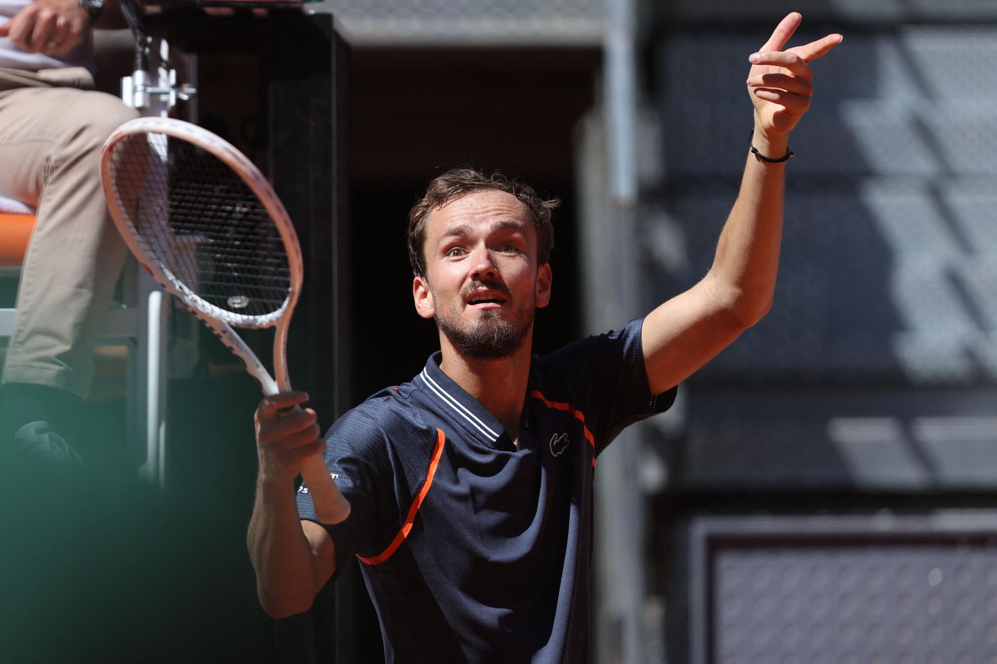 Daniil Medveded se encara con el público en el Mutua Madrid Open.