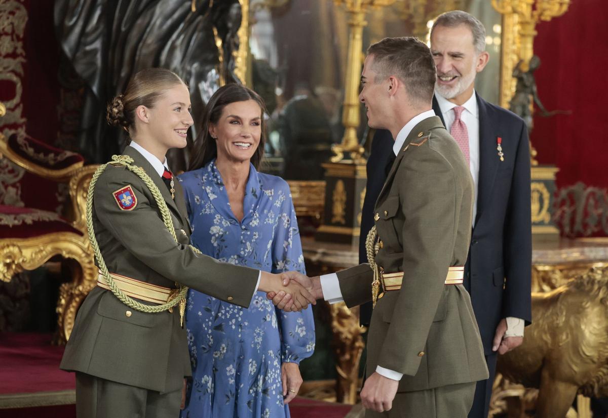 LEONOR BESAMANOS | Sorpresa a la princesa Leonor en el besamanos del Día de  la Hispanidad: sus compañeros de Zaragoza le sacan una sonrisa