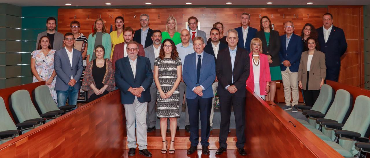 Foto de la corporació local amb el Ple del Consell