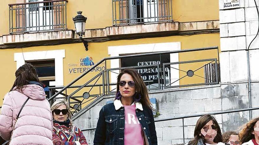 Paula Echevarría, ayer, junto a la pequeña Daniella, paseando por las calles de Candás.