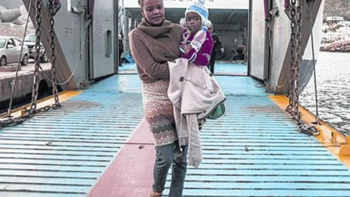 Una inmigrante desembarca con su bebé en Sfakia (Creta), tras ser rescatada, el 9 de abril.