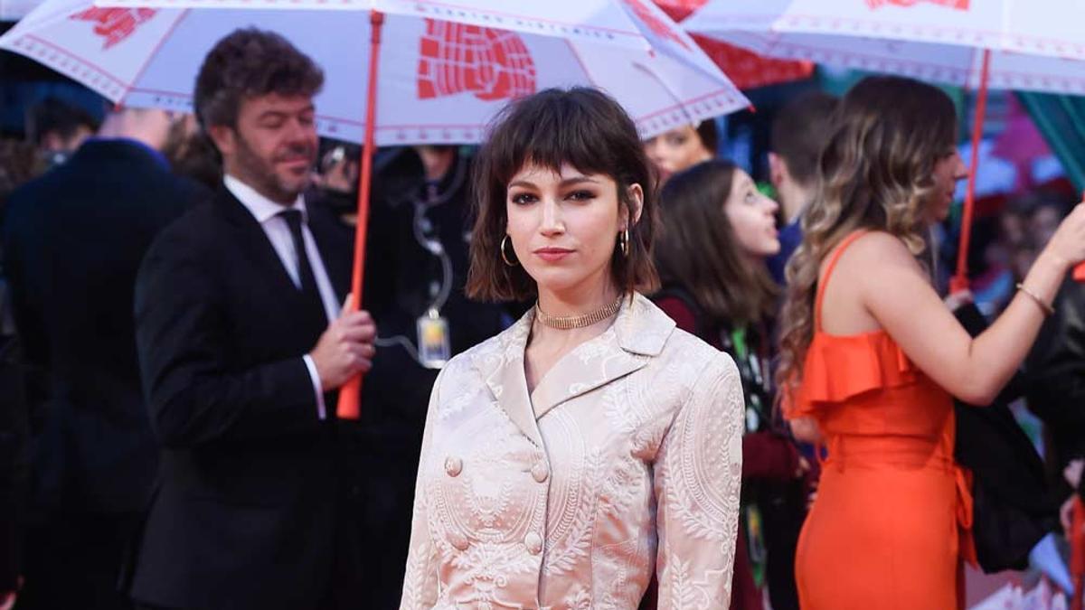 Úrsula Corberó con su chaqueta-vestido en el FesTVal de Vitoria