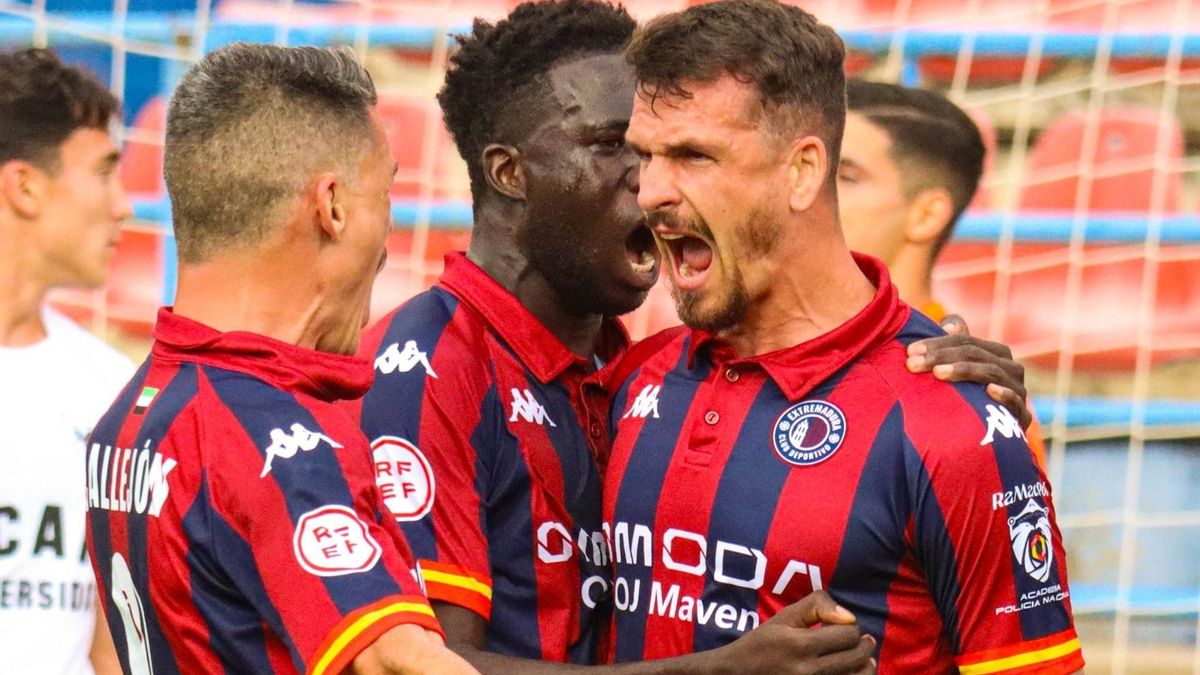 Pardo celebrando un gol junto a Calleón y Moussa esta temporada.