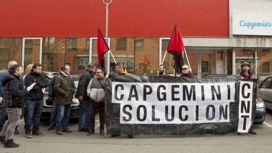 La concentración organizada ayer frente a la sede de Capgemini, en Valnalón.