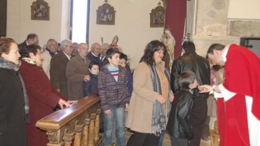 Los devotos de san Blas llenan la iglesia de Ferreras de Arriba