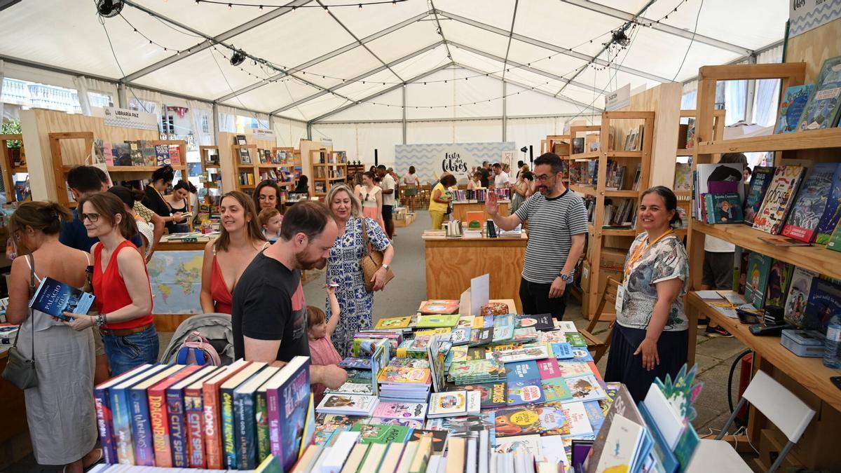 Ambiente de ayer, domingo, en la Festa dos Libros, antes de comenzar una de las conversaciones literarias.