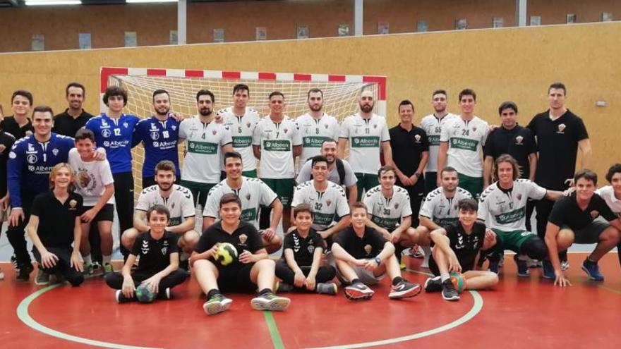 Los jugadores del Elche celebran el triunfo y el liderato al final del partido en Almoradí