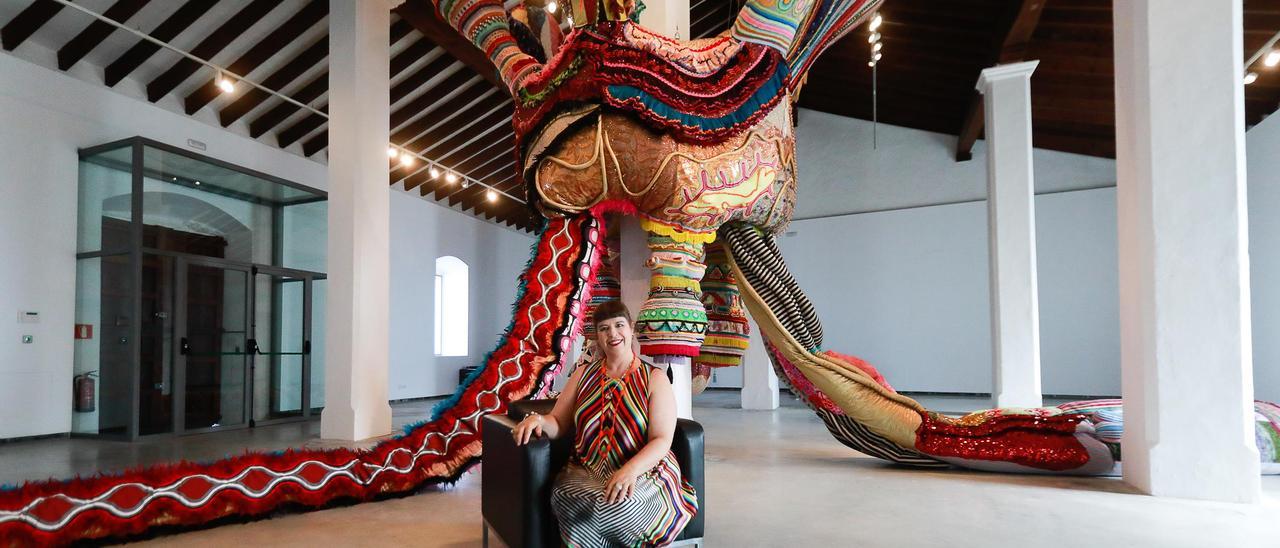 Joana Vasconcelos, ayer, en la Sala de Armas del MACE, con su obra detrás.