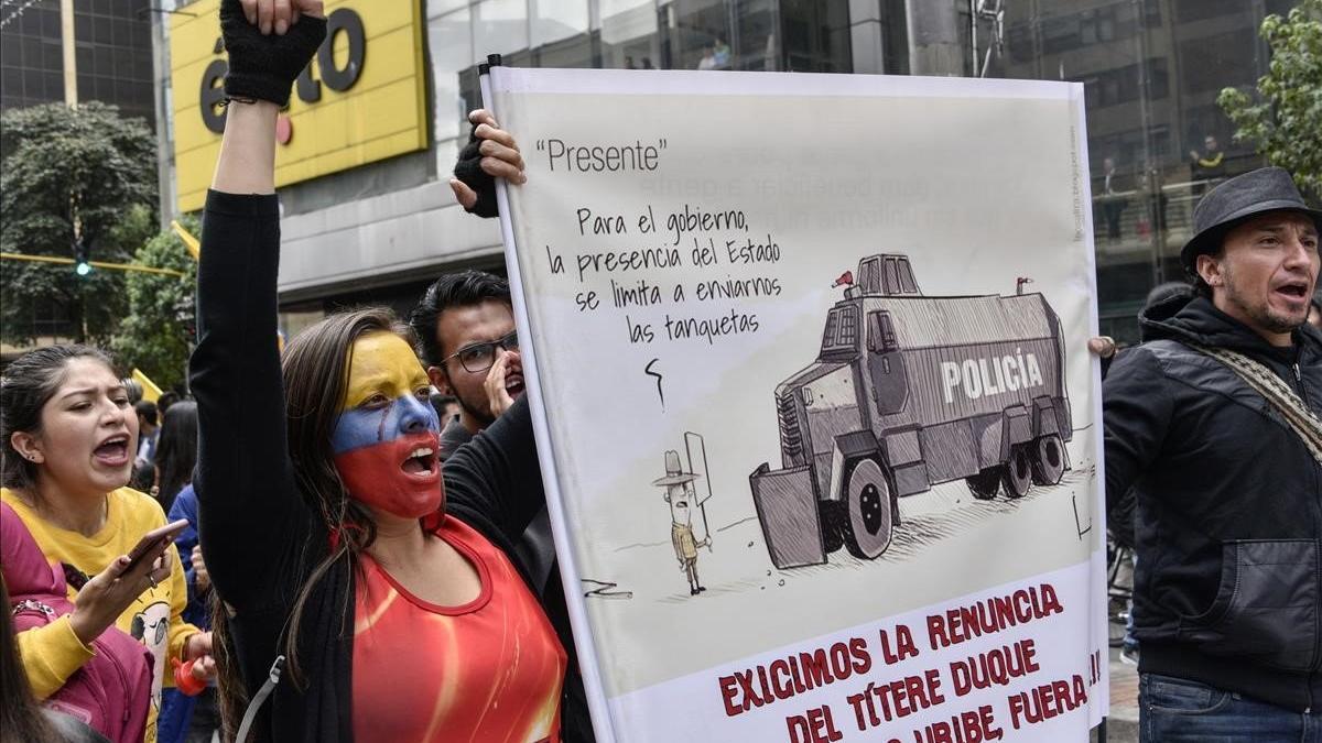 Manifestantes protetan contra el Gobierno colombiano, este miércoles, durante la manifestación de la hueea general, en Bogotá.