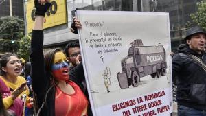 Manifestantes protestan contra el Gobierno colombiano, este miércoles, durante la manifestación de la huelga general, en Bogotá. 