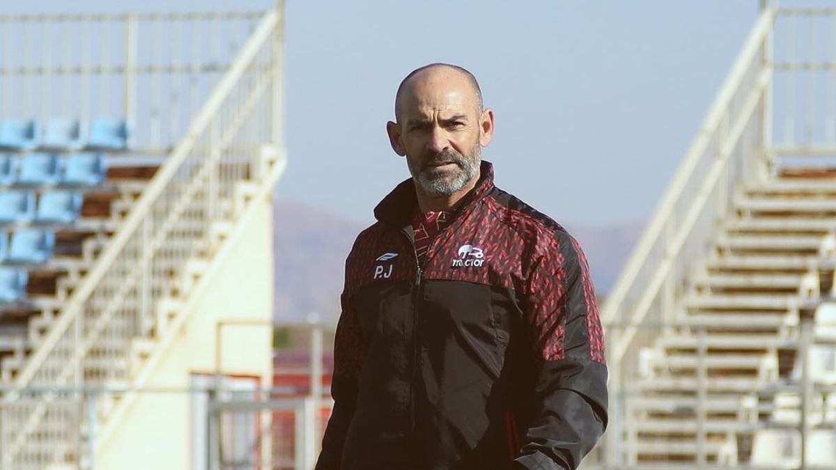 Paco Jémez, durante un entrenamiento con el Tractor iraní.