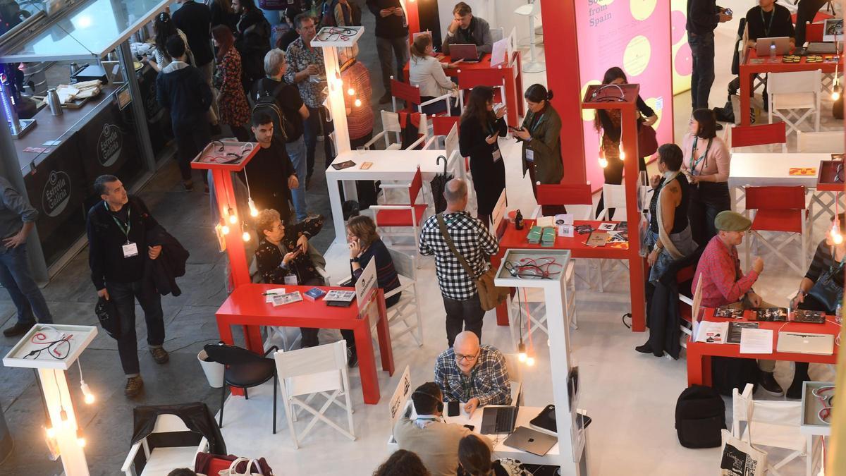 Imagen de Womex 2023, una exposición internacional de música en la que artistas y productores se reúnen para dar a conocer y promocionar los sonidos de su país. Cientos de estands con delegaciones enteras esperan a posibles interesados de la industria musical, en Palexco.