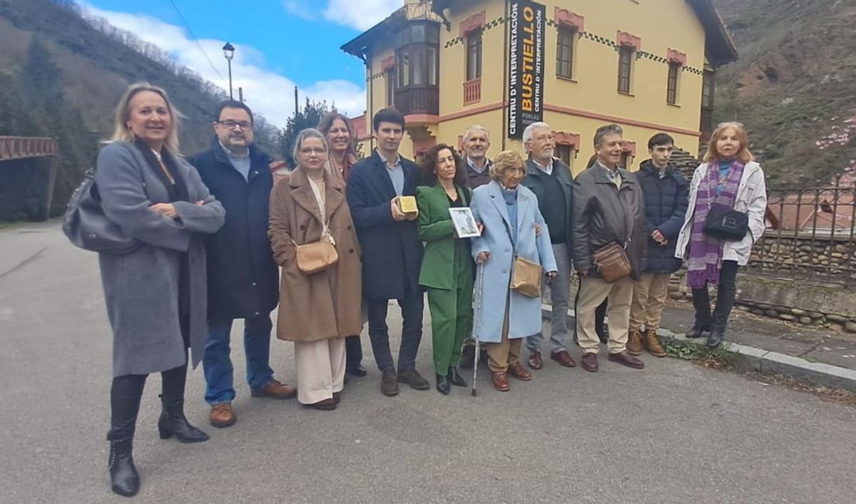 Familiares de José Martínez, ayer, posando con una fotografía antigua del homenajeado y el «stolpersteine» que ha quedado colocado en Bustiello. | D. M.