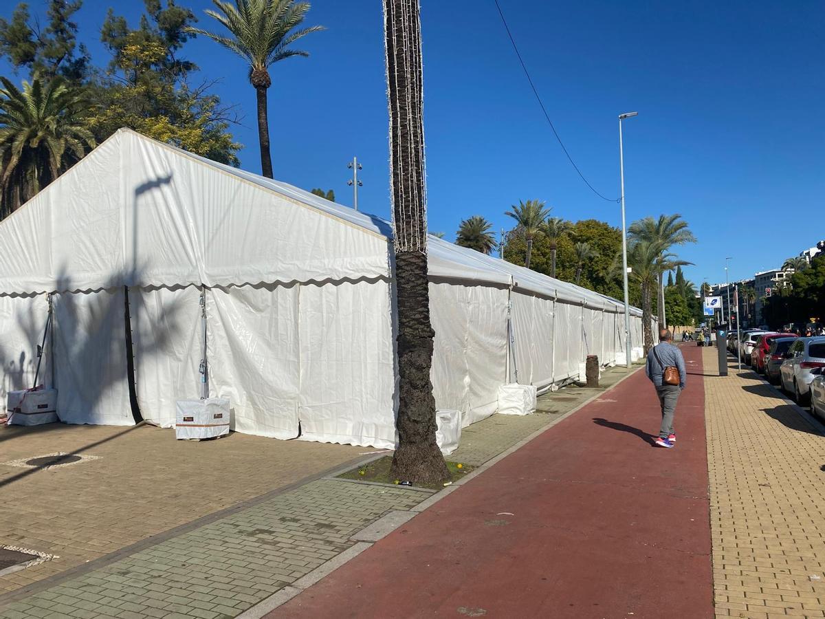 Trabajos para abrir esta semana la tradicional carpa navideña de Comacor en Córdoba.