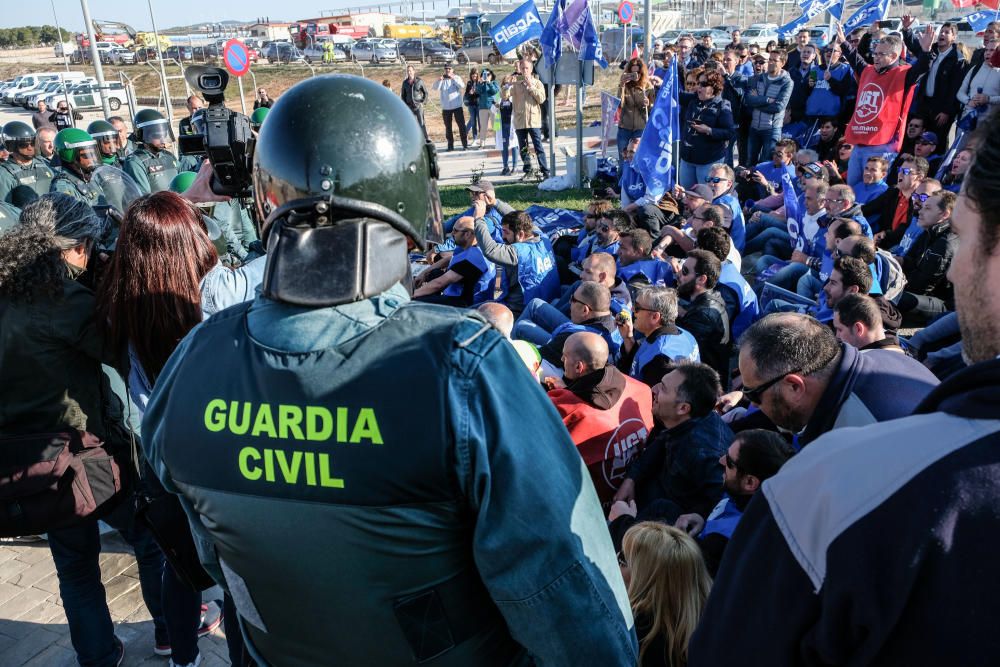 Tensión en la cárcel de Villena por la protesta de los funcionarios