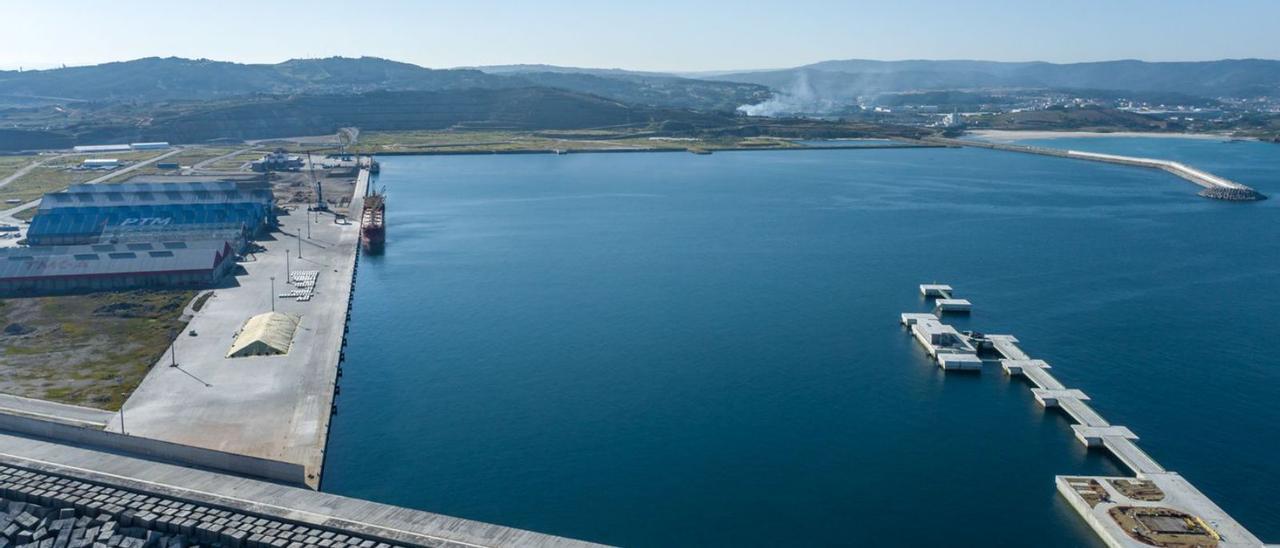 Vista aérea del puerto exterior de punta Langosteira. |   // LA OPINIÓN