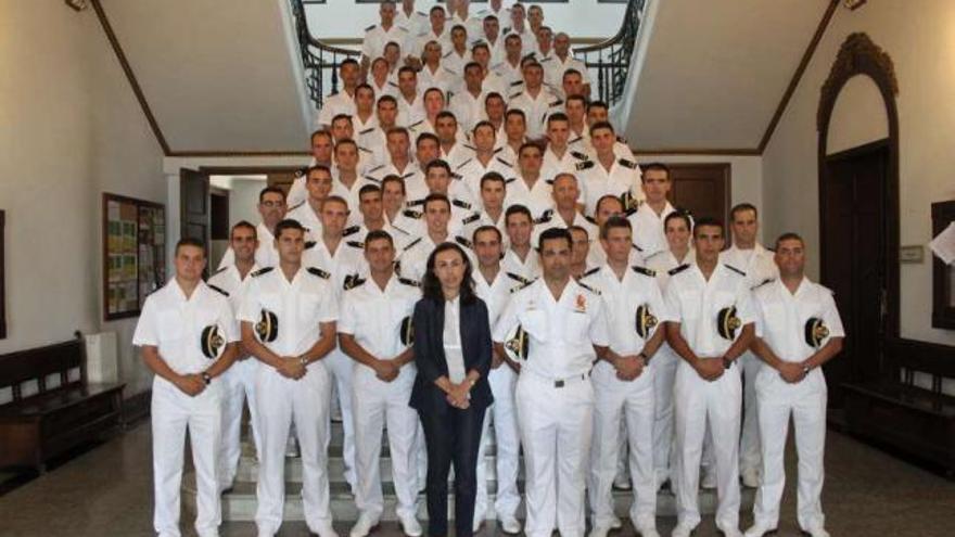 Los futuros oficiales de la Armada fueron recibidos ayer por la alcaldesa de Marín.  // Santos Álvarez