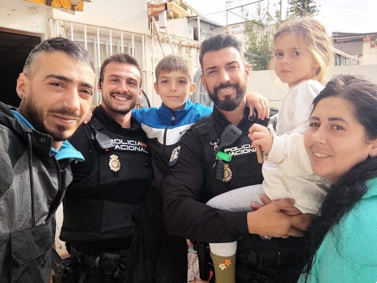 Reencuentro de la familia y los patrulleros.