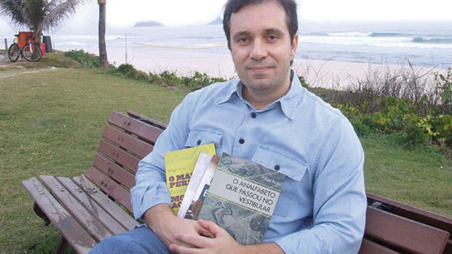 El escritor Felipe Pena en la Praia de Barra, en Río de Janeiro, uno de los escenarios de sus libros