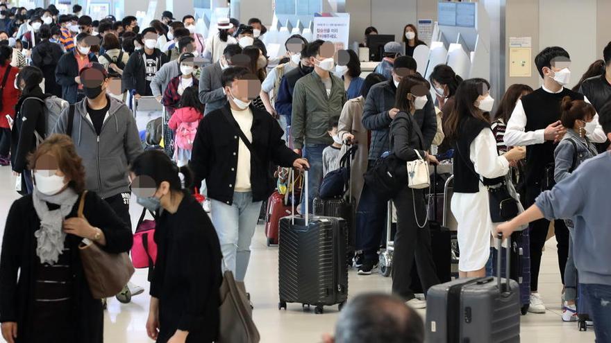Pasajeros en el aeropuerto de Seúl.